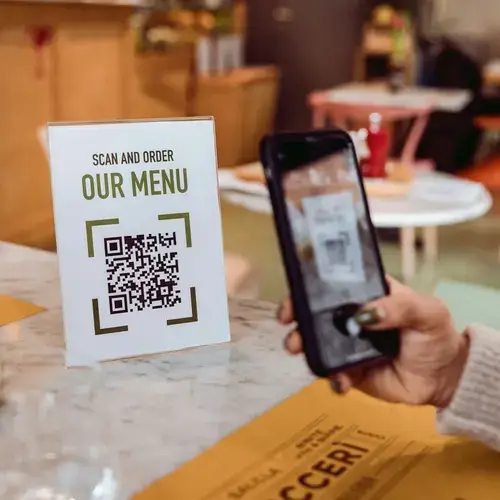 Guia para proprietários de restaurantes sobre como criar e integrar menus com códigos QR