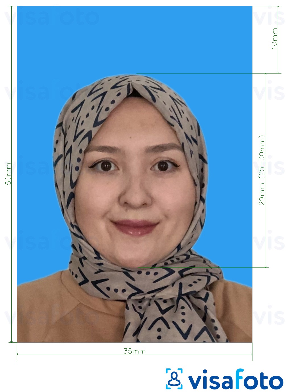 Contoh foto untuk Latar belakang biru pasport Malaysia 35x50 mm dengan spesifikasi saiz yang tepat.